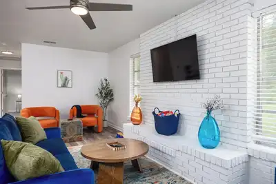 Vibrant 4bd w/ Games & Backyard - 5 Mins to Uf\n\n