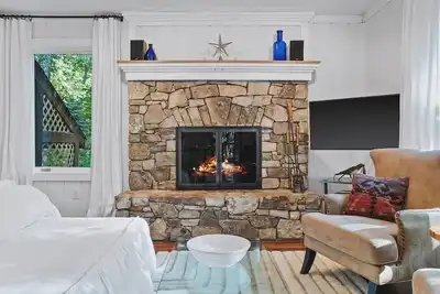 Image de Cozy 3-bedroom cabin with Hot tub, WiFi, hiking, skiing, Wintergreen Resort!