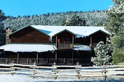 Image de Valdez Acres 7-bedroom cabin in beautiful Greer, Az