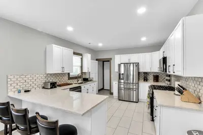 The Mica - Spacious Full Duplex with 7 bedrooms and WiFi, Ac in charming Detroit