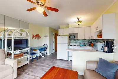 Image de Cozy condo with balcony & pool- close to beach, short walk to Coligny Plaza
