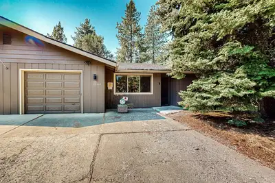 Image de Spacious retreat with private hot tub, dog-friendly, arcade