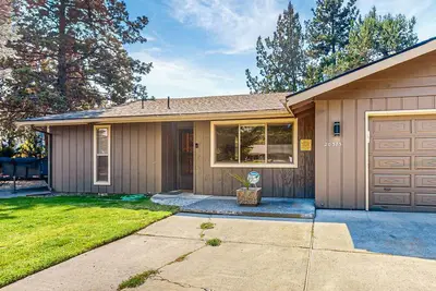 Image de Spacious retreat with private hot tub, dog-friendly, arcade