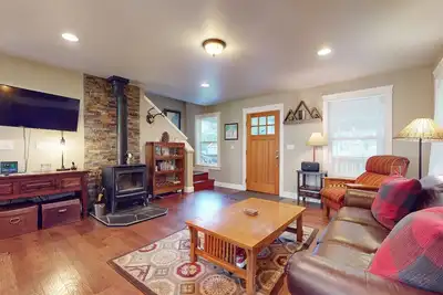 Image de Family friendly getaway with deck, firepit and private hot tub