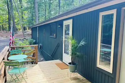 Image de Charming 3-bedroom cabin in quiet Hedgesville with WiFi, hiking, resort access
