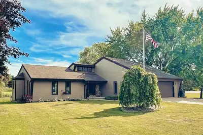 Image de Charming 4-bedroom house located on Deer Run Golf Course. Perfect location! ! ! !