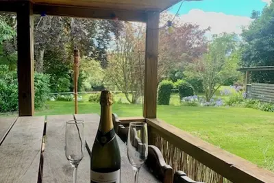 Image de Riverside accommodation which is perfect for groups. Pizza oven, covered deck.