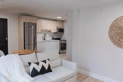 Image de 1 Bedroom Unit with living space and full kitchen Prime Downtown location