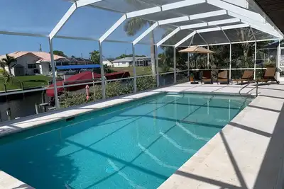 Image de Beautiful south-facing pool villa on the saltwater canal in Cape Coral