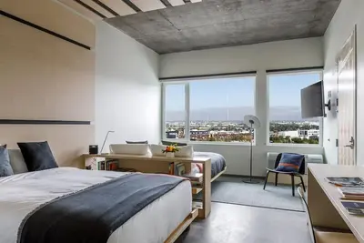 2 Queen Mountain View: The Source Hotel, Plush Mattresses, Rooftop Pool, 2 Units