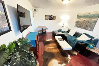 Image de Charming guesthouse minutes from downtown Vancouver -pet friendly