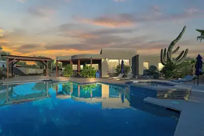 Image de Desert Oasis with Heated* Pool & Gas Fireplace