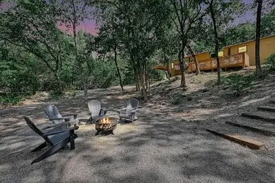 Image de The Five Acre Woods - Charming 3-bedroom house in Whitewright with WiFi and Ac