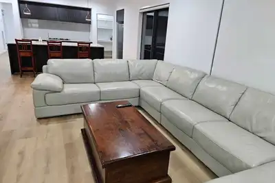 Image de O Stylish 4 Room Oasis with 65\" Tv