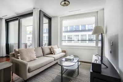 Image de Blueground | Wiedikon, balcony & elev, nr market