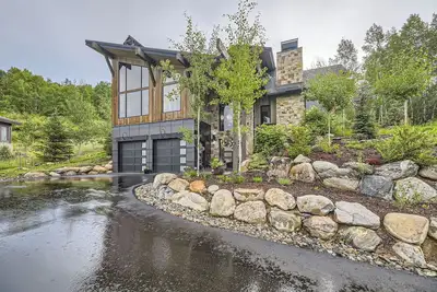 Image de Upscale home with gourmet entertainers' kitchen in Summit County, Co
