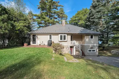 Image de Hamlin Lake 3 Bedroom, 2 Bath Vintage Cottage with Private Lake Frontage