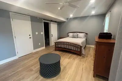 Image de Close To Vt - New renovation-4 bedroom townhouse-near a bus stop-with parking!