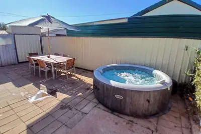 Image de Cozy industrial home with hot tub & fruit garden