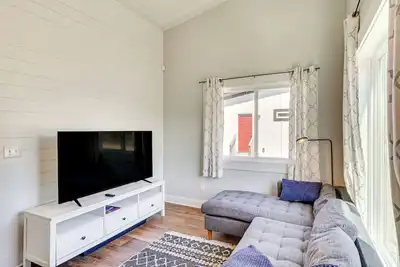 Image de 3 Mi to Duke: Downtown Durham Cottage!