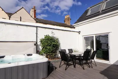 Image de The Railway Cottage, pet friendly, with hot tub in Llandudno