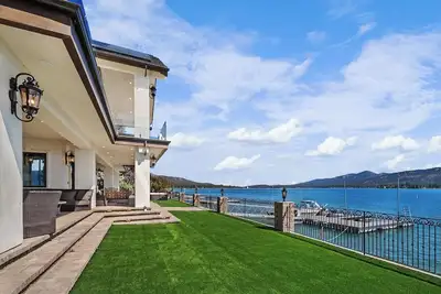 Image de Waterfront Dreams: Luxurious Lakefront! Incredible Views! 5 Masters! A/C! Extravagant Outdoor Living! Hot Tub! Pool Table and more!