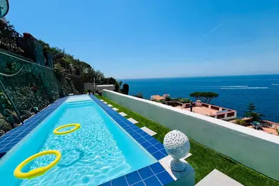 Image de Maison de vacances 'Luxury Villa - La Balena Blu' avec vue sur la mer, Wi-Fi et climatisation