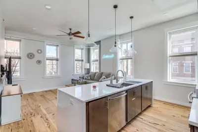 Top Rated + Free Parking 1-br Condo Otr