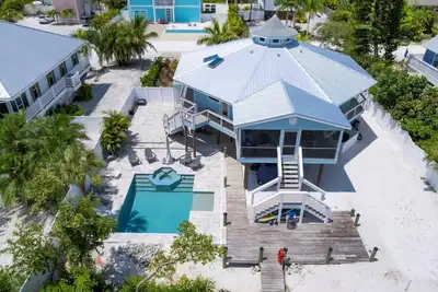 Image de The Water House - Unique Octagonal Island Home with Heated Pool and Private Dock!