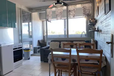 Image de Beau T1 rénové proche Parc Charles de Gaulle avec wifi