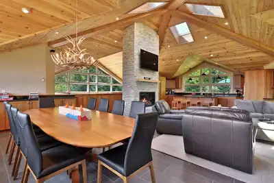 Image de Killington Vistas 92: 4-Bedroom Luxury Ski On Ski Off Home w/ Hot Tub, Mountain Views.