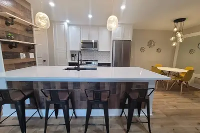 Image de Charming 2-bedroom condo in welcoming Carrboro with fitness center, pool, Wi-Fi