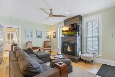 Image de Luxury 3br, 2 Full + 2 Half Baths / Walk to Elmwood / Garage / Ev Charger / Ac