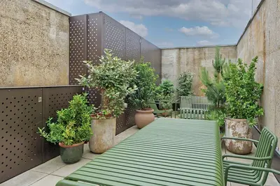 Image de Upscale two-bedroom home in a Brutalist Setting