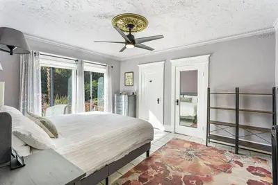 Image de Charming & elegant 4br Vintage Bungalow w/ backyard oasis