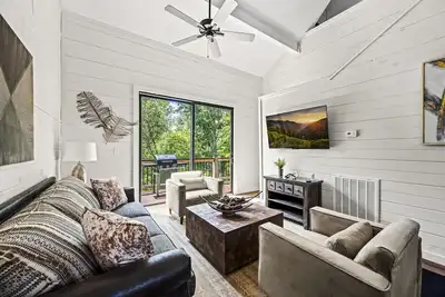 Image de Secluded Smoky Cabin w/ Hot Tub, Deck & Designer Interiors
