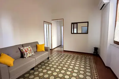 Image de Romantic four-room apartment from 1900 overlooking typical small square.