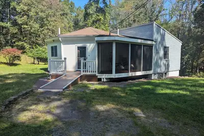 Image de Cozy and private cabin getaway with fireplace