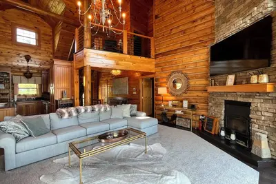 Image de Picturesque Log Home, Family Fun with Scenic Views