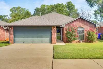 Image de 5 Mi to University of Oklahoma: Home w/ Patio!