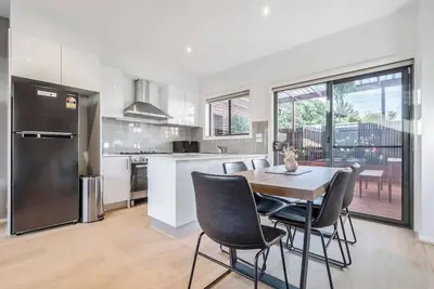 Image de Townhouse w Private Yard | Mel Airport 10mins away