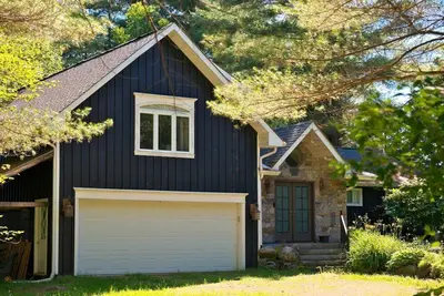 Image de Muskoka Autumn Escape Campfire, Games, Netflix