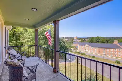 Image de Walk to Radford University: Home w/ Fire Pit!