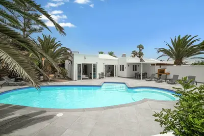 Image de Dazzling Playa Blanca Villa | 4 Bedrooms | Villa Nagini | Spacious Furnished Sun Terrace | Large Private Outdoor Pool | Outdoor Hot Tub | Bbq Facilities | Shaded Outdoor Dining Area | Private Garden