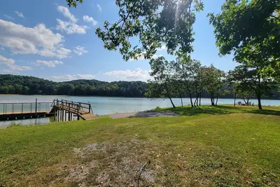Image de 20% Off Renovated Lakefront-Dock-Firepit-Hot tub