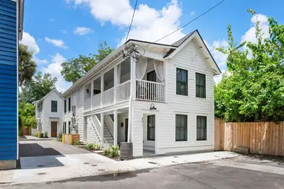 Image de Charleston Style Full Duplex - 2 Blocks to King St