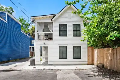 Image de Charm of Charleston - 2 Blocks to King St - 3 BRs