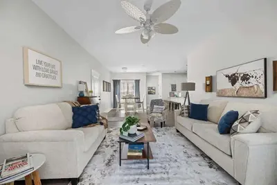 Image de Bettendorf Gem: 2br Condo w/ King Bed & Garage