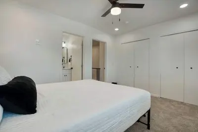 Image de Modern Industrial Container\n\n