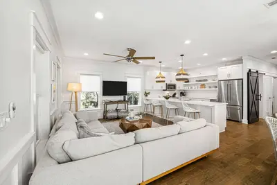 Image de \"Headquarters by the Sea\" Golf cart, bikes, resort pool